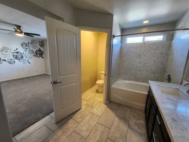 Building Photo - Three Level Mountains Edge Townhome