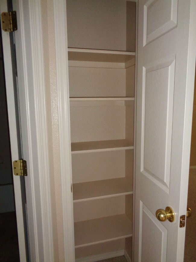 Building Photo - Super location close to shopping, schools,...