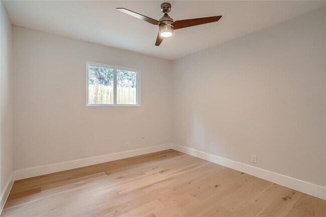 Building Photo - 6204 Shadow Valley Dr