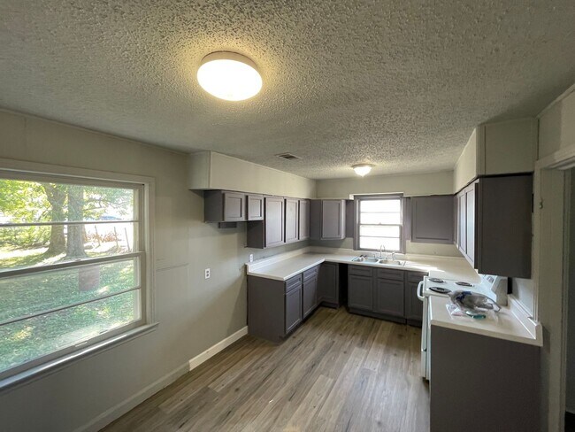 Building Photo - 1303 Warner now available for lease! 3 bed 2 bath.