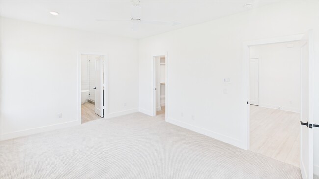 Building Photo - 9606 Valeca Dr
