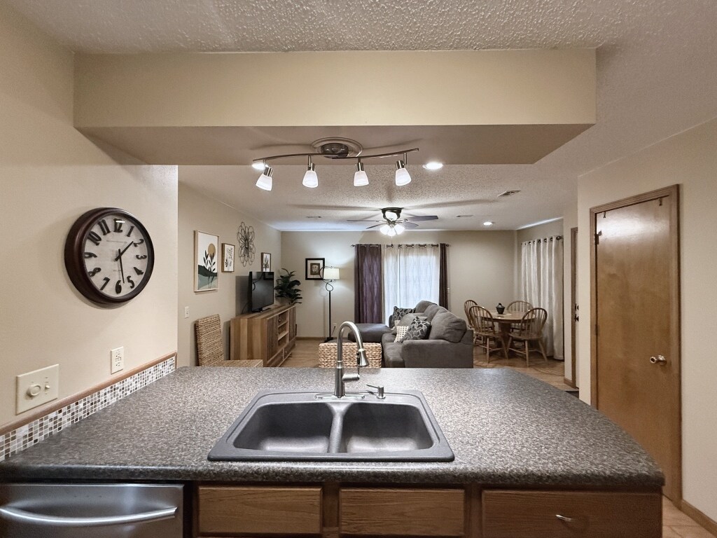 Building Photo - 1516 Meadowhill Dr