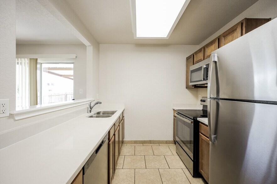 Building Photo - 2402 Sunview Lake