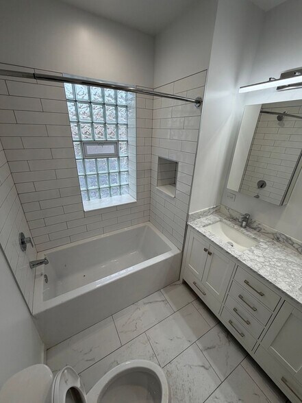 Building Photo - 4885 N Hermitage Ave