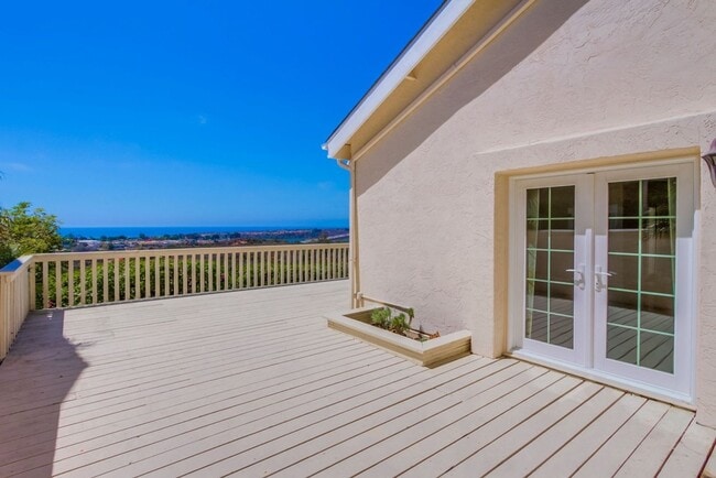 Building Photo - Fantastic ocean views in this spectacular ...