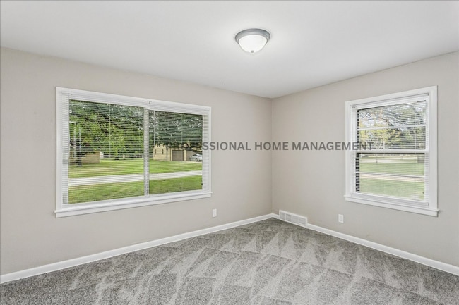 Building Photo - 4 bedroom/ 2 bath home on a spacious half-...