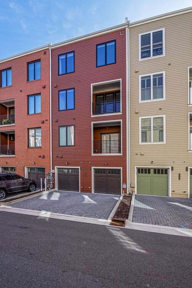 Building Photo - Updated 3br/2.5ba Condo Townhome Alexandria Walk to Metro