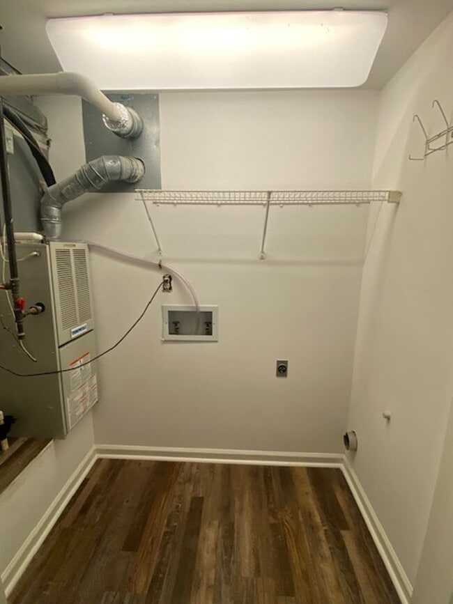 Building Photo - 2 Bedroom 1.5 Bath Townhouse