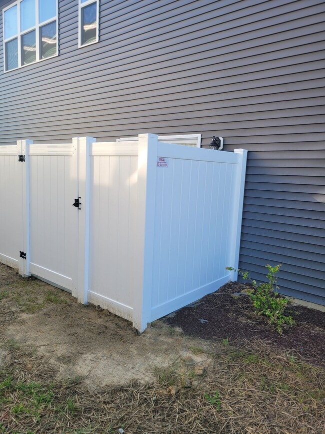 Building Photo - 2 Bedroom, 2.5 Bath Modern Duplex - Walkin...