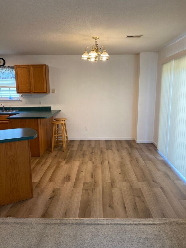 Building Photo - 3 bedroom/2 bathroom single family home!  ...