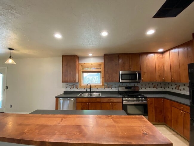 Building Photo - Beautiful Flagstaff Rental