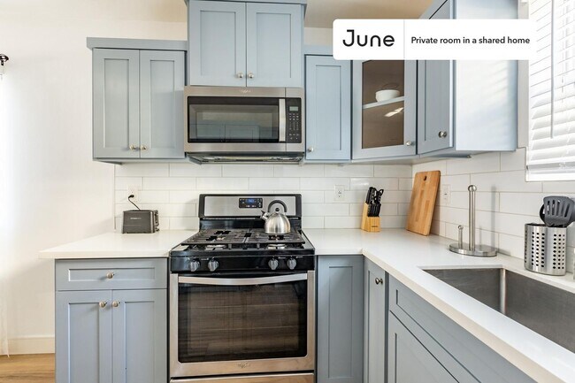 Building Photo - Private bedroom in 3 bed/3.5 bath Home