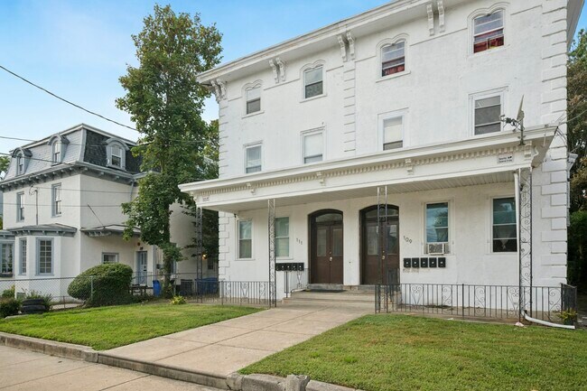 Building Photo - 109 W Queen Ln