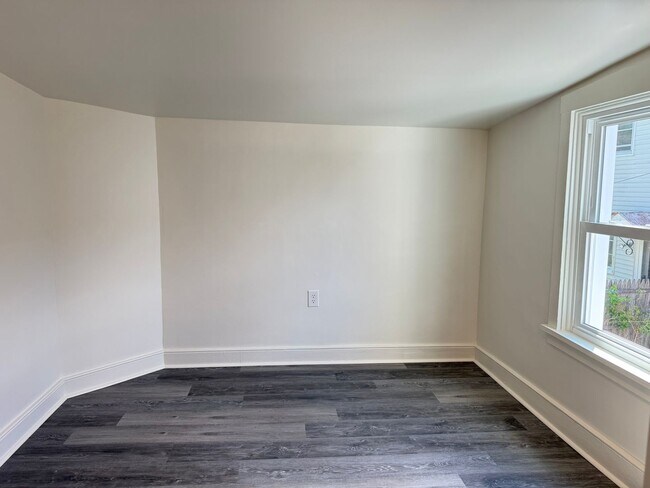 Building Photo - Beautifully Renovated 2 bedroom Tiny Home - End-of-Row Unit w/ Laundry!