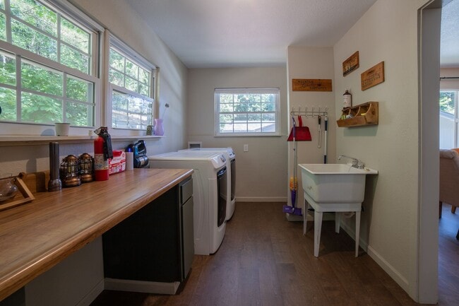 Building Photo - 23899 Sierra Pine Ave