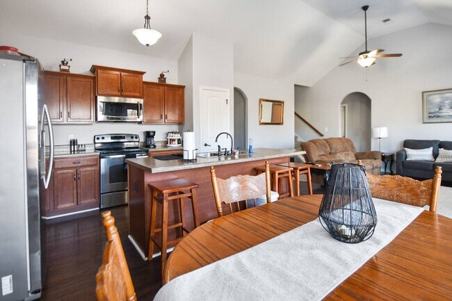 Building Photo - Pet Friendly Three Bedroom with Bonus!