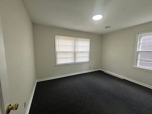 Building Photo - 2 Bedroom, 1 Bathroom Home with Spacious Family Room & Fenced Backyard