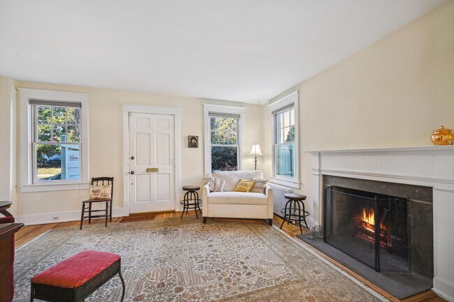 Building Photo - End of Row Georgetown Rowhome!