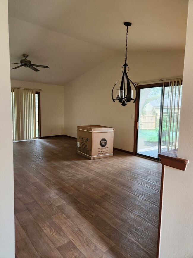 Building Photo - 206 Cottonwood Ct