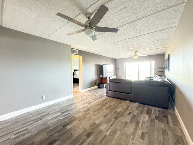 Building Photo - Wickham Road Condo
