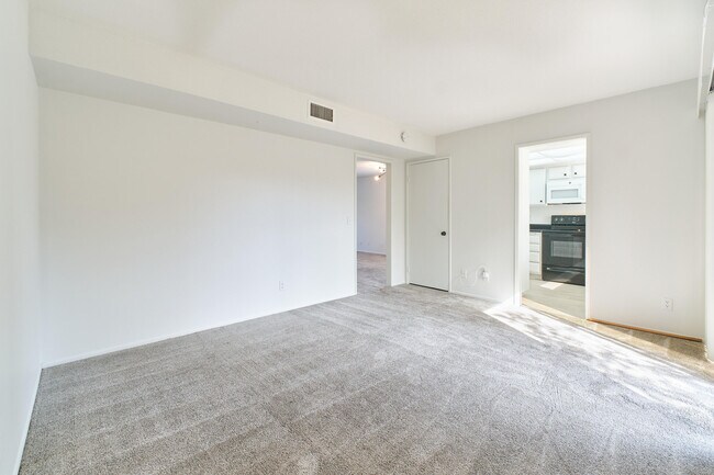 Building Photo - 2420 Los Coyotes Dr