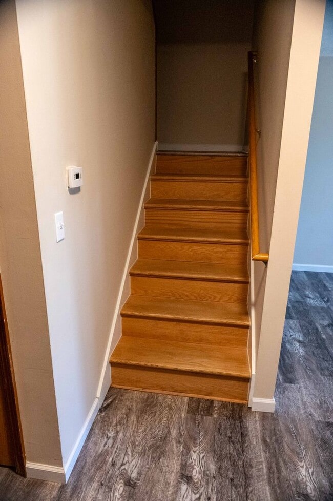 Building Photo - 423 S Park Square Dr