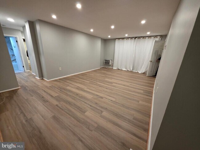 Building Photo - 3245 Rio Dr