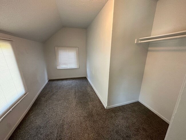 Building Photo - 4 bedroom / 2 bath home with lots of room!