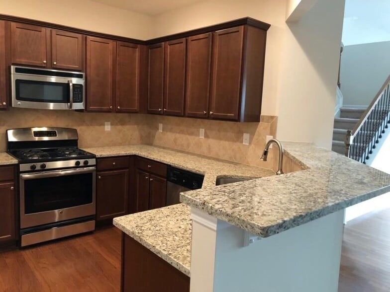 Building Photo - 2100 Greencrest Cir