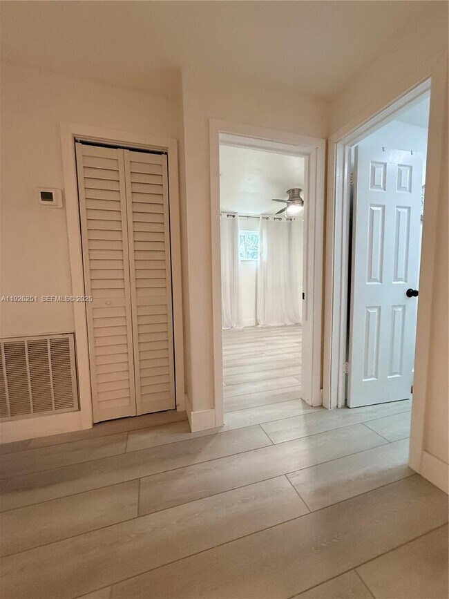 Building Photo - 2310 N 70th Ave