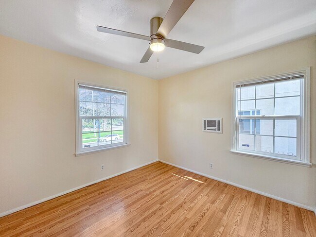 Building Photo - Charming 1BD/1BA Condo in Hillcrest W/ Sha...