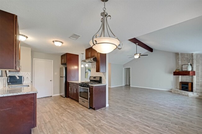 Building Photo - 1003 Shadow Mountain Dr