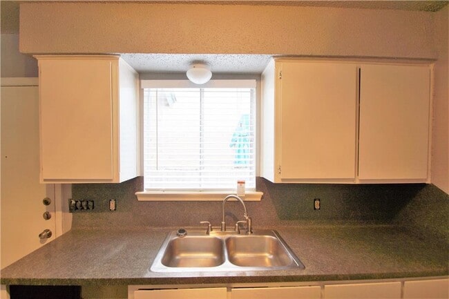 Building Photo - 1320 Southport Dr