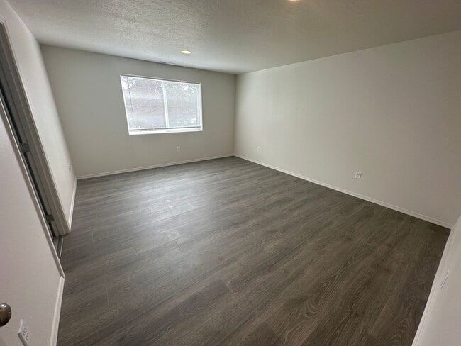 Building Photo - MIDTOWN Almost New House, 3 Bdrms, 2.5 Bat...