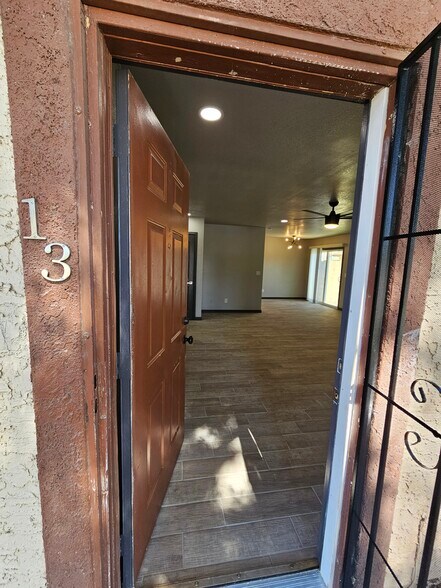 Building Photo - 860 E Brown Rd