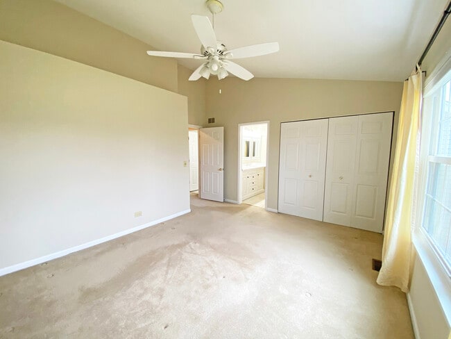 Building Photo - 6146 Golfview Dr