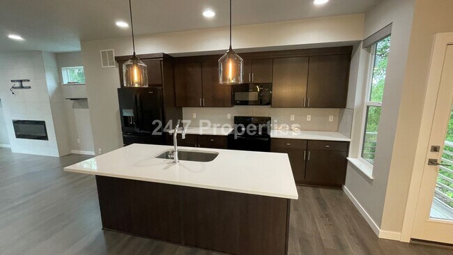 Building Photo - Modern and Stylish 3 BD | 3.5 BA Townhome ...
