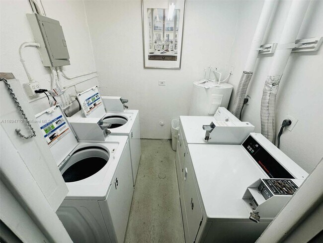 Building Photo - 330 SE 2nd St