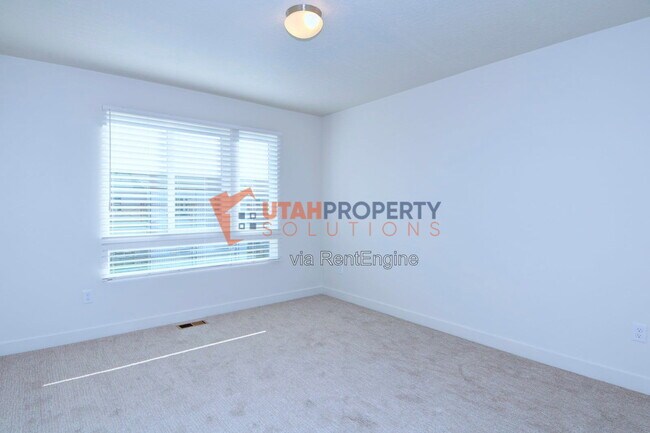 Building Photo - 1043 W 400 S