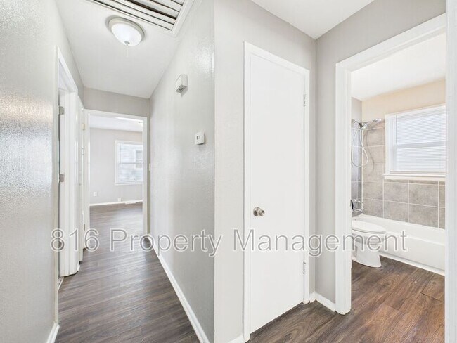 Building Photo - 721 N Rogers St