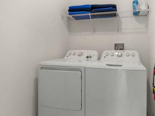 Building Photo - 1043 Splash Shot Pl