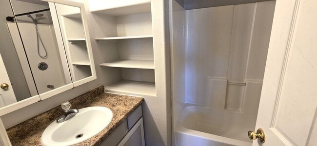 Building Photo - 5 Bedroom, 2 Bathroom Home For Rent In Wes...