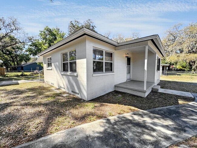 Building Photo - 3-Bedroom Home in a Convenient Location / ...