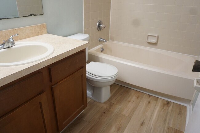 Building Photo - 5492 Pinehaven Ct