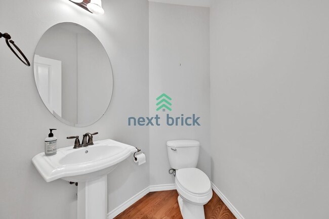 Building Photo - 4 BED & 2.5 SINGLE FAMILY HOUSE FOR RENT