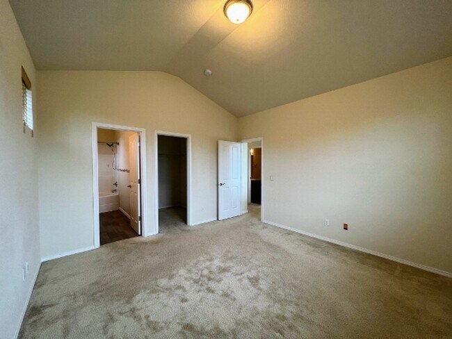 Building Photo - Pet Friendly 3 Bedroom in Campus Glen Neighborhood