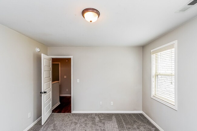Building Photo - 246 Verrazano Pl