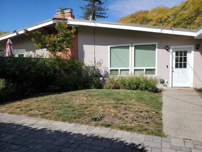 Building Photo - Kentfield 3x2 Flat + detached office, fron...