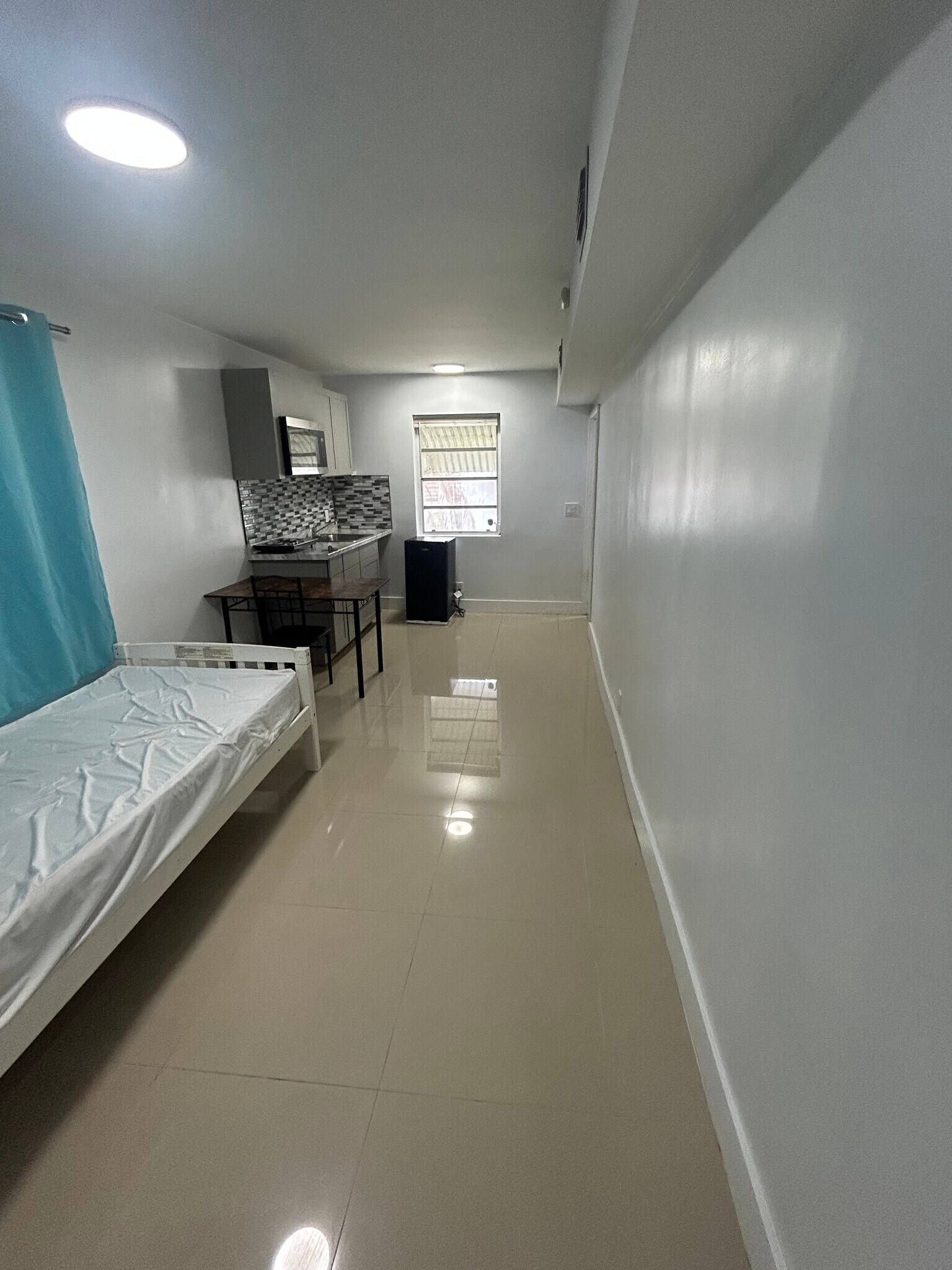 kitchen/bedroom combo - 2463 Lincoln St