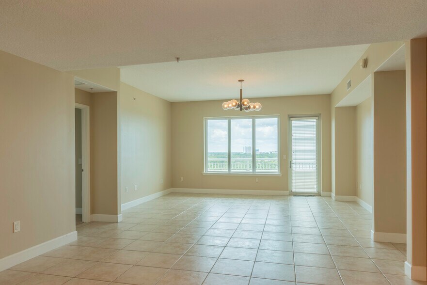living area facing balcony - 100 S Eola Dr